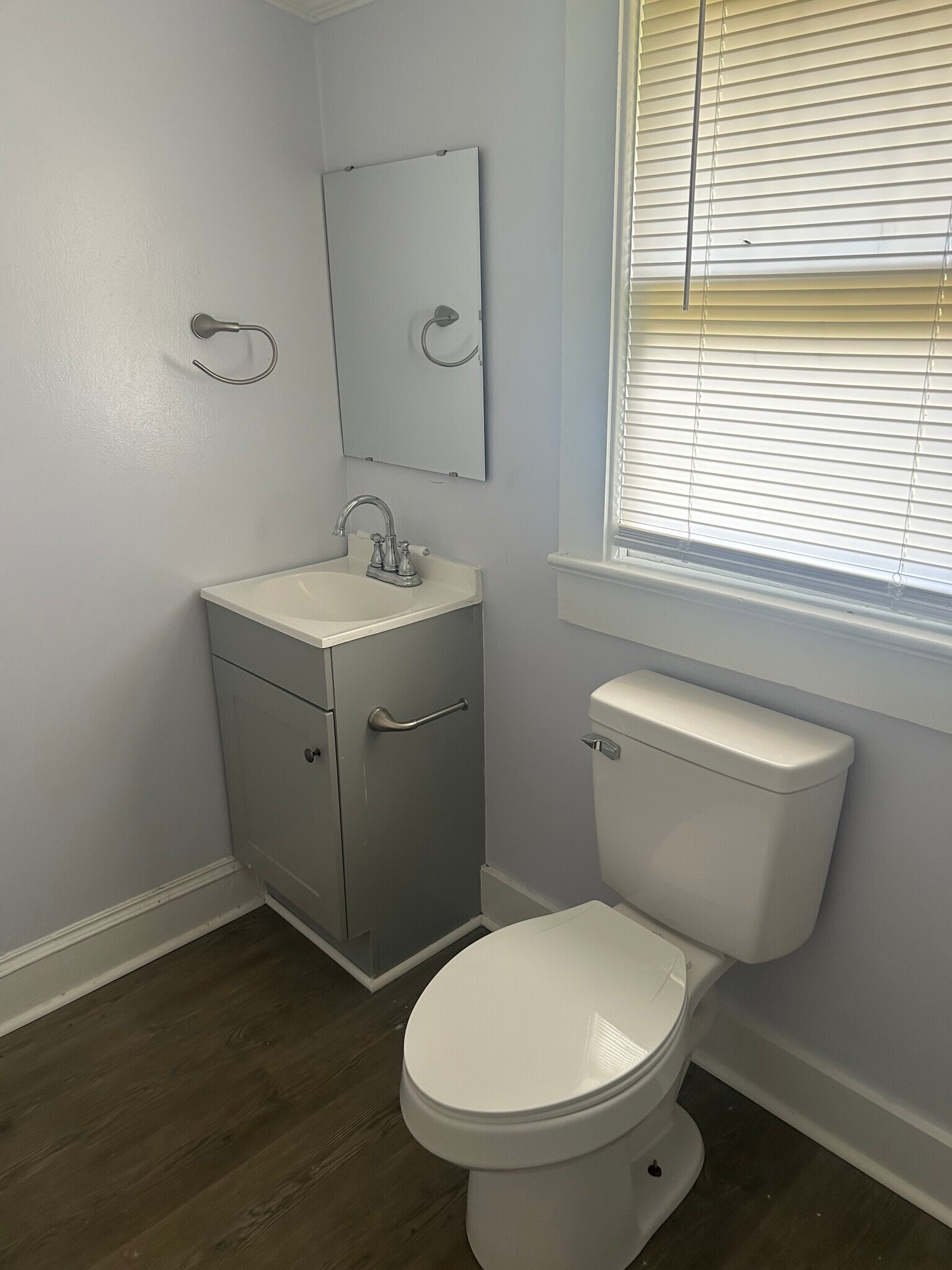 Half bathroom - 122 Ross St
