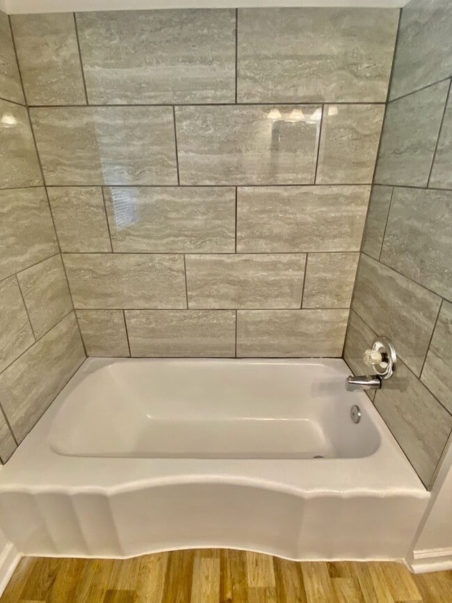 Building Photo - SPACIOUS 4 BED/2 BATH HOUSE-Luxury Vinyl F...