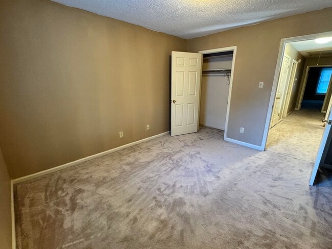 Building Photo - 2025 Mt Badon Ln
