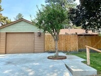 Building Photo - A Rare Find: Expansive NE Bend Home with E...
