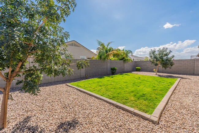 Building Photo - Beautiful and Spacious Single-Level Family...