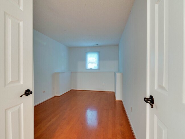 Building Photo - Amenity rich water front condo ready for move in!