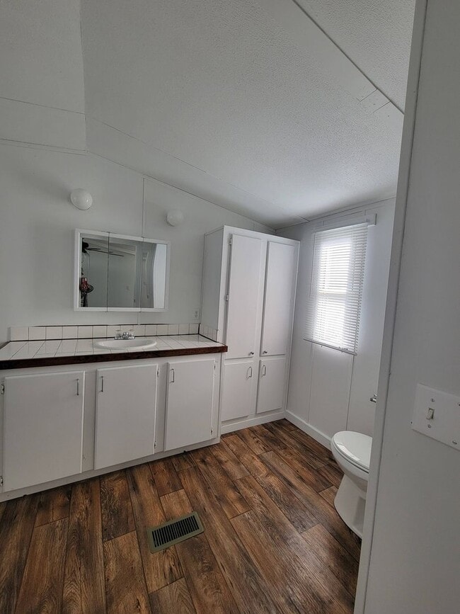 Building Photo - Ready to Move in