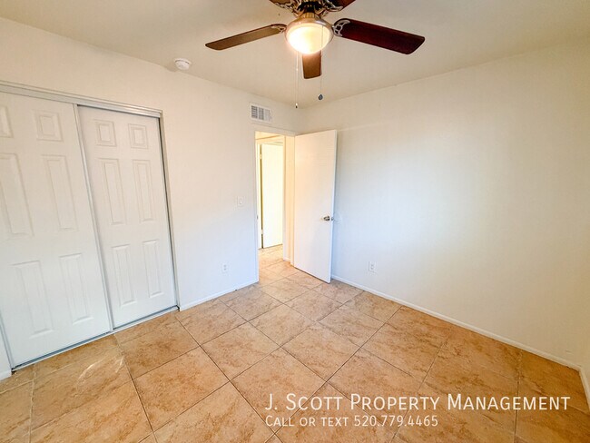 Building Photo - 525 E Peppertree Ave