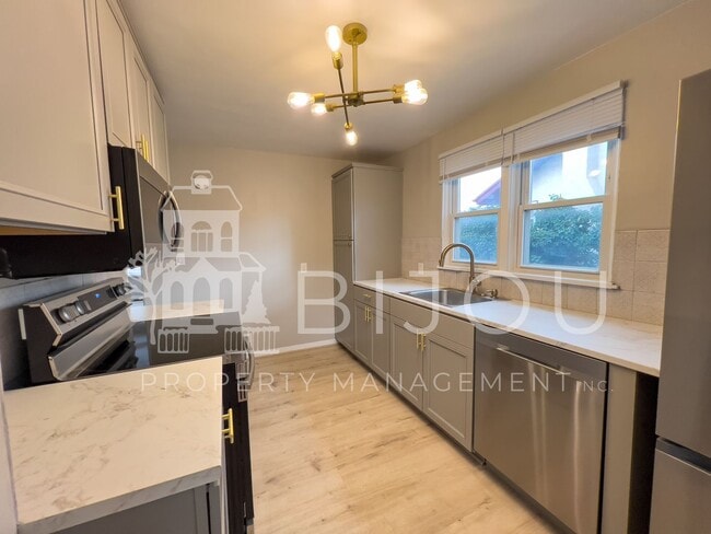 Building Photo - Located Close to Memorial Park!