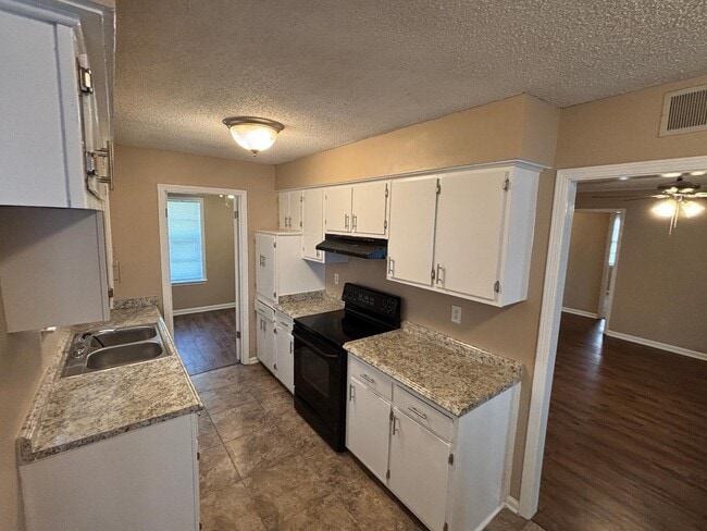 Building Photo - 6810 Sycamore Hill Dr