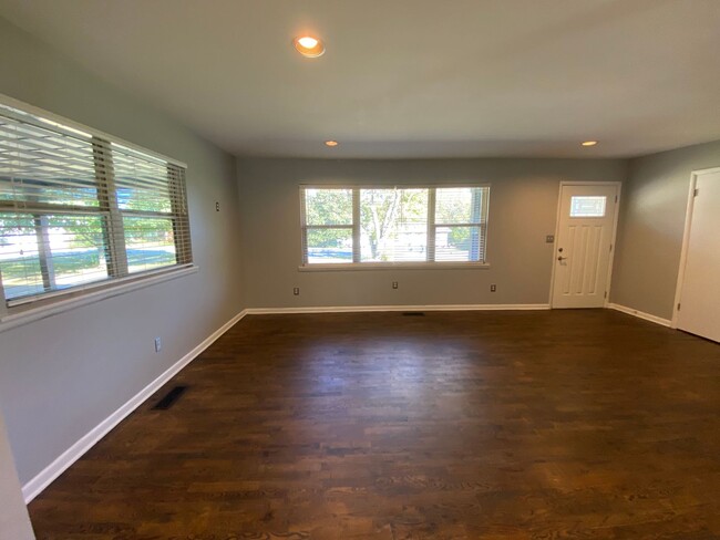 Building Photo - Charming Updated Mid-Century in Fayettevil...