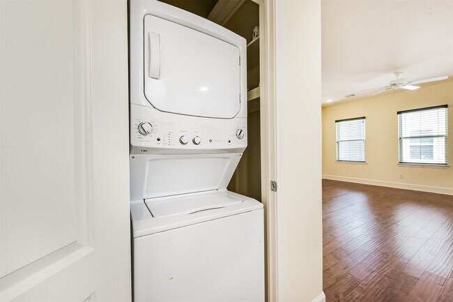 Building Photo - 242 Lenox St