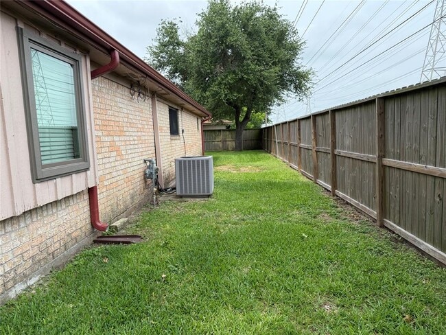 Building Photo - 702 Omega Cir