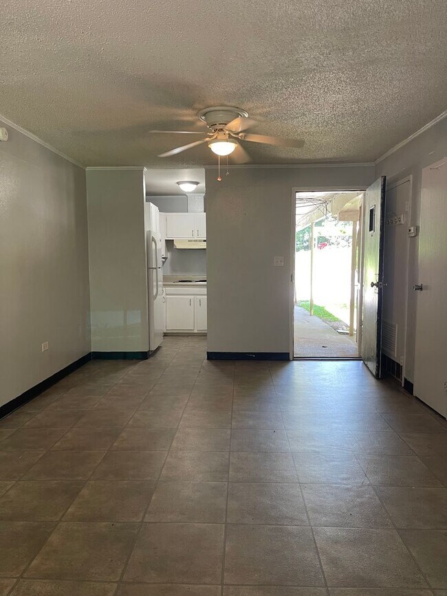 Building Photo - 2BR/1BA - Duplex located off of South Mill...