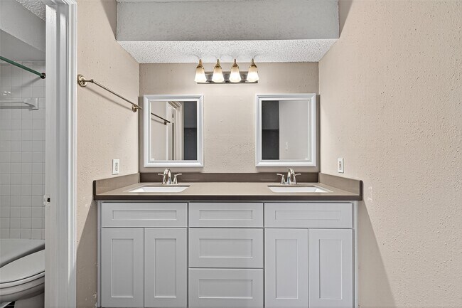 Building Photo - 2042 Hilton Head Dr