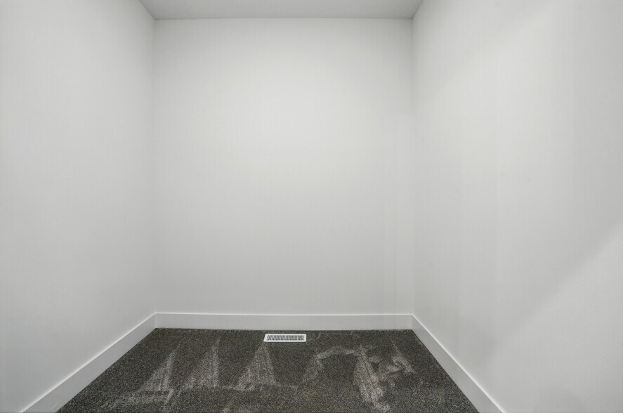 Building Photo - 933 Long Dr