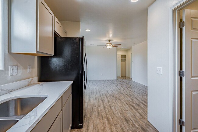 Building Photo - 615 S Santa Rita Ave