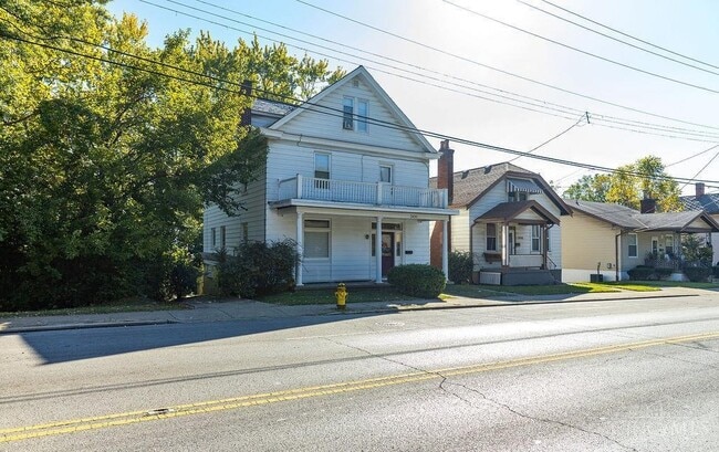 Building Photo - Updated and Spacious!