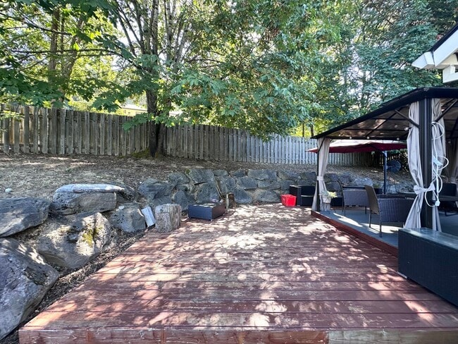 Building Photo - 3 Bed 2.5 Bath 3 Level Home w/ Furnished B...