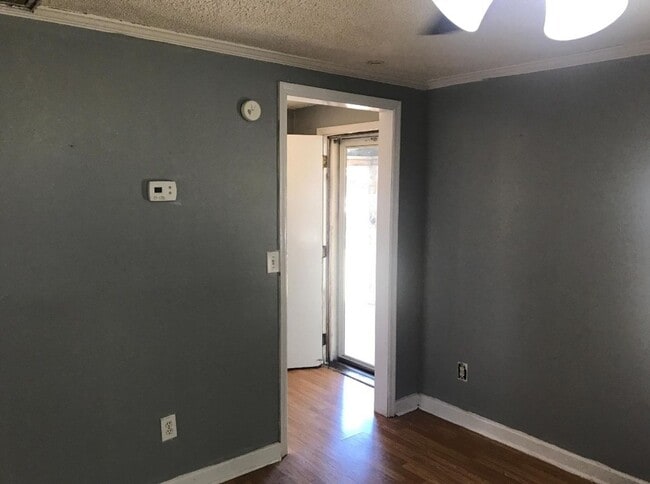 Building Photo - 3 bed 2 bed house in Henrico! Big yard, la...