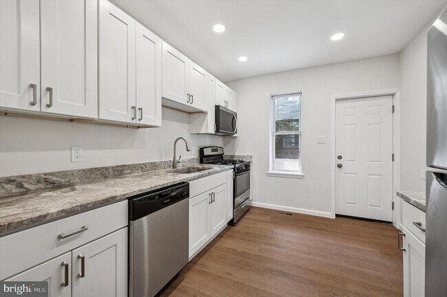 Building Photo - 2318 Fernon St