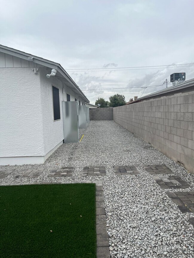 Building Photo - 2912 E Roeser Rd