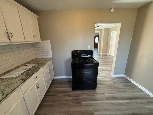 Building Photo - Spacious 3 bed 2 bath home, move in ready