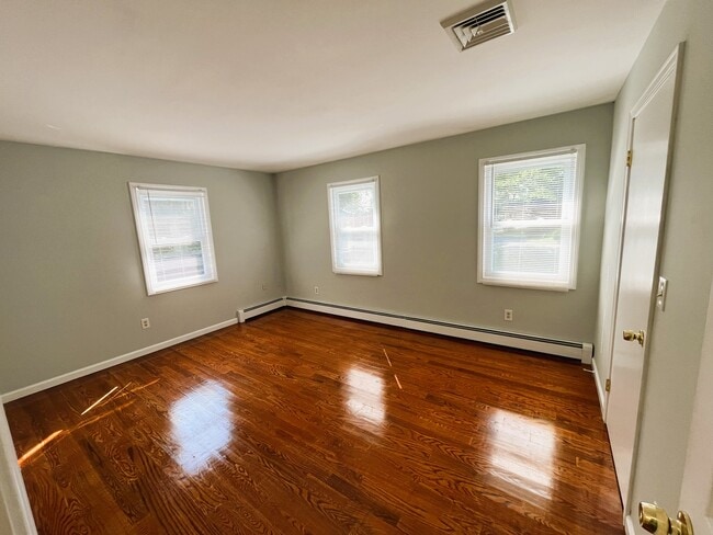 Building Photo - 21 Jones Ct