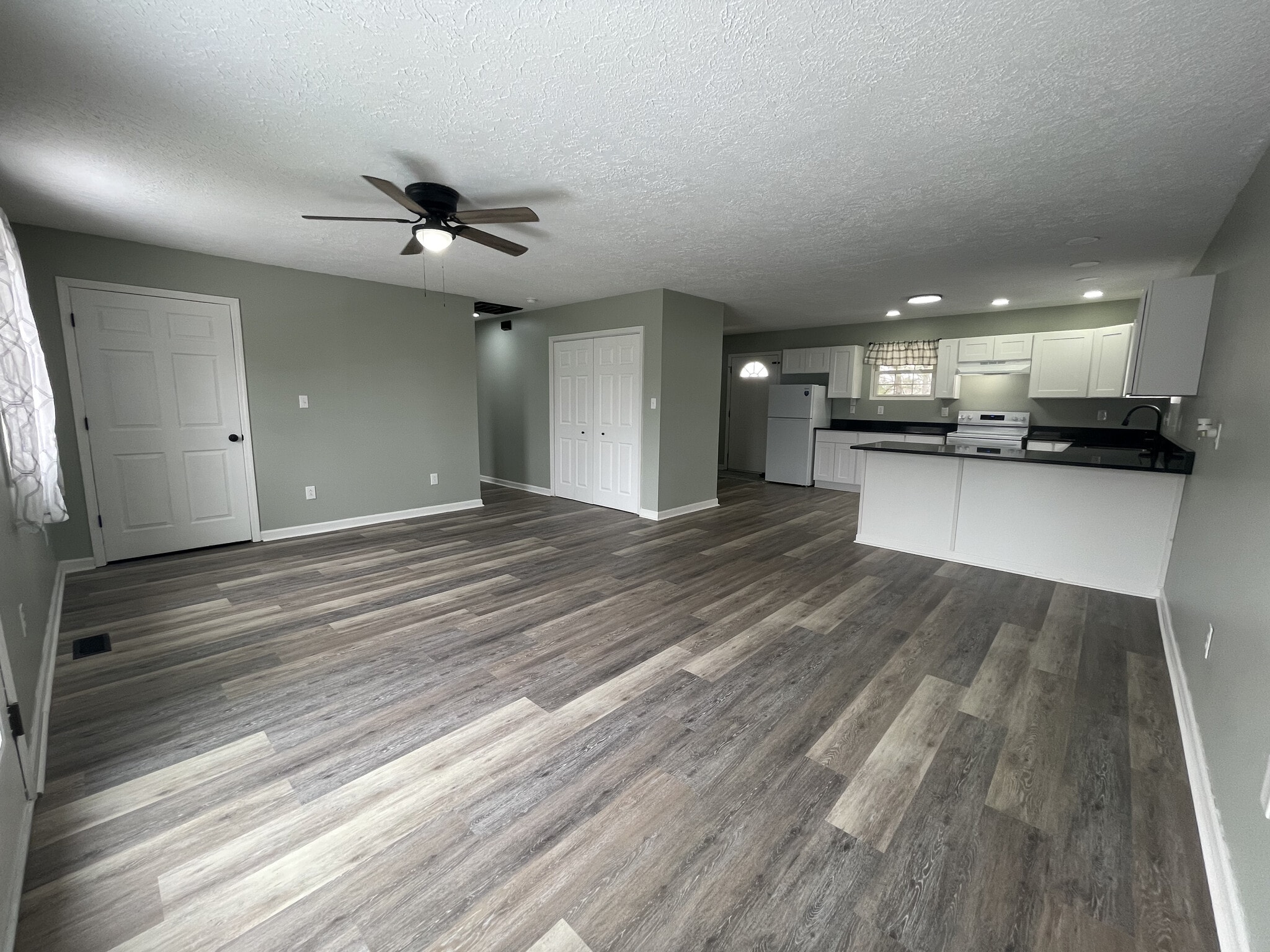 Building Photo - 101 Gibbons St