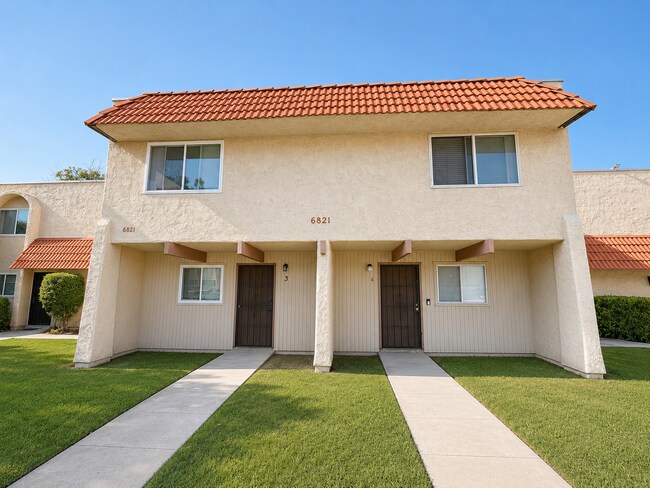 Building Photo - Spacious 3 Bed / 2.5 Bath Townhome Near SDSU! (Community Pool!!)
