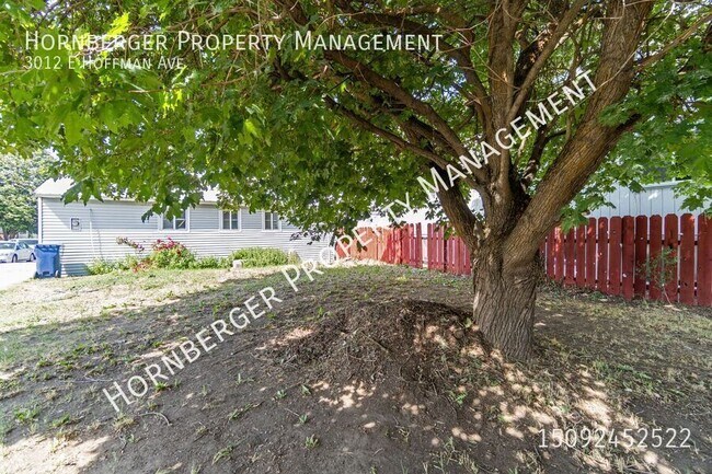 Building Photo - 3012 E Hoffman Ave