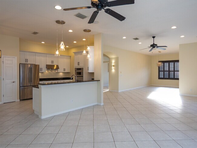 Building Photo - "Spacious 3-Bedroom Oasis with 2 Baths and 2,287 Sq Ft in Bradenton!"