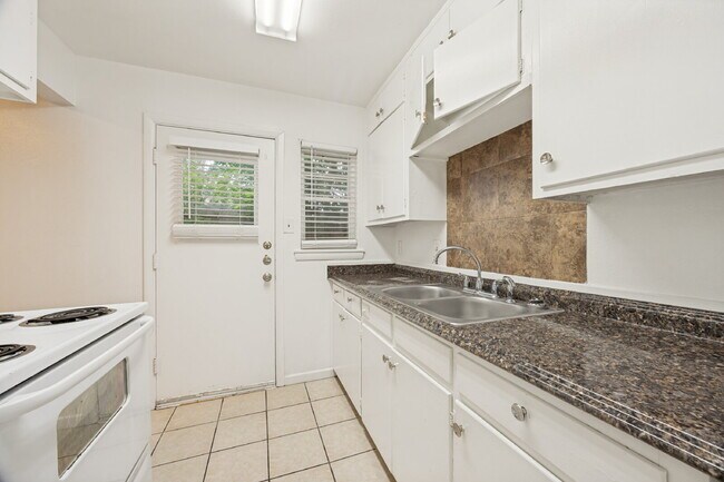 Building Photo - "Charming 1-Bedroom Retreat in Sherman - Your Perfect Urban Escape!"