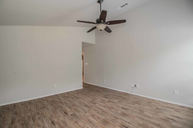 Building Photo - 437 Hillside Dr