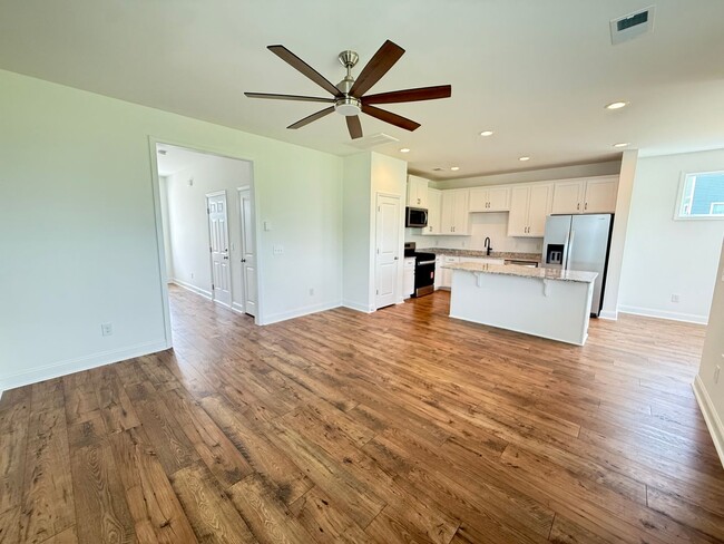 Building Photo - 3 Bedroom 2.5 Bath House in Hawthorne Land...