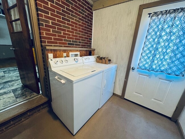 Building Photo - One Level Country Living