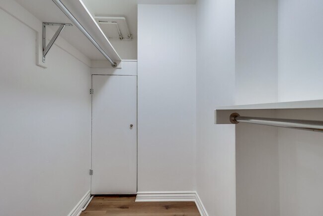 Building Photo - 435 N Oakhurst Dr