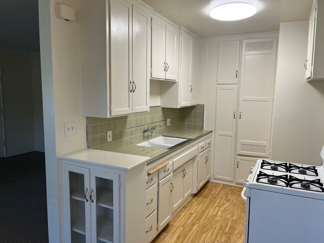 Kitchen - 3181 S Barrington Ave