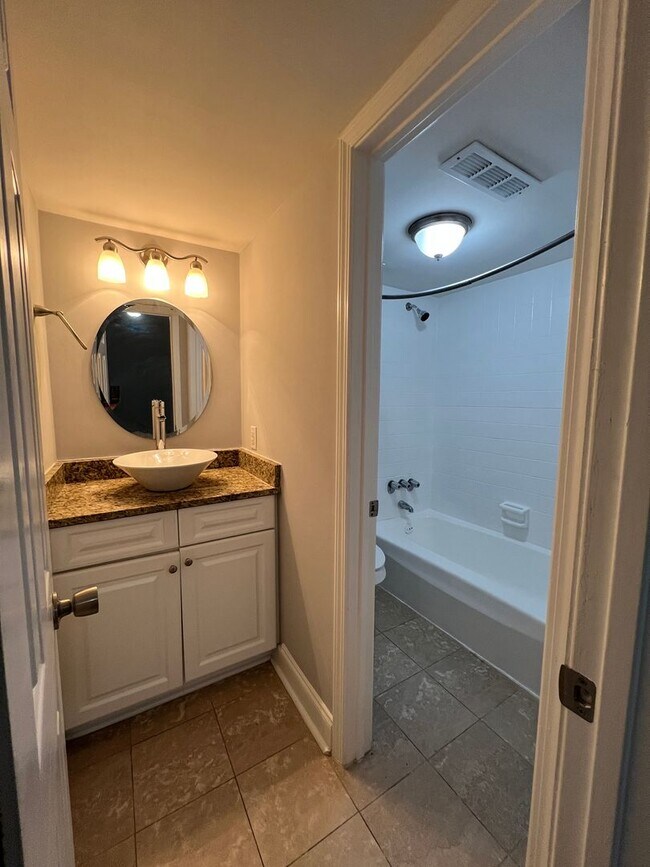 Building Photo - Quiet and Comfortable Condo in Sandy Springs!