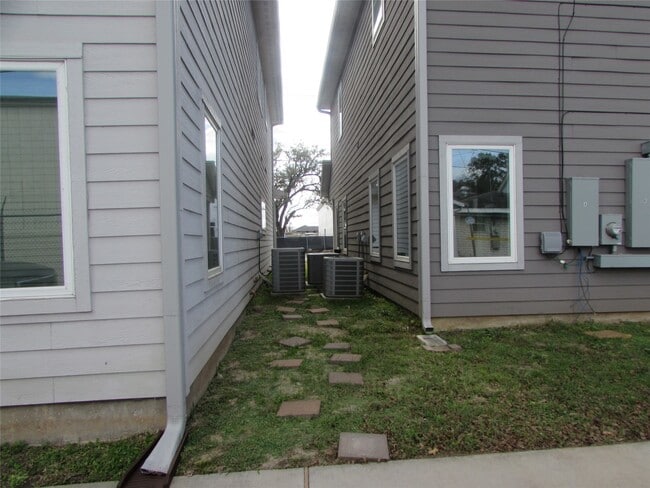 Building Photo - 3249 Dixie Dr