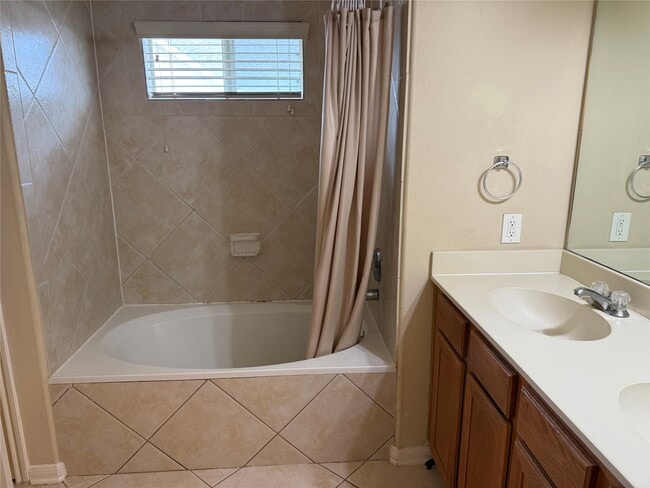 Building Photo - 2231 Naomi St