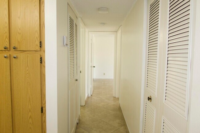 Building Photo - 208 Foxtail Dr