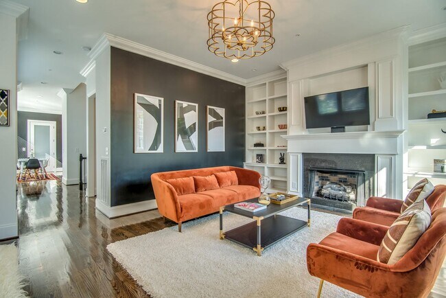 Building Photo - Beautifully appointed 3-bedroom furnished townhome in sought-after Hillsboro Village!