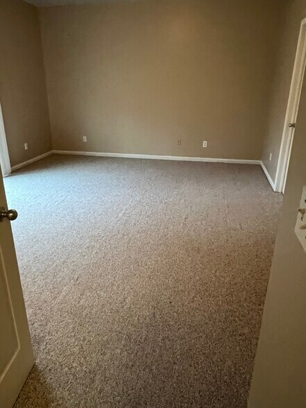 Master bed - 6505 Saint Andrews Dr