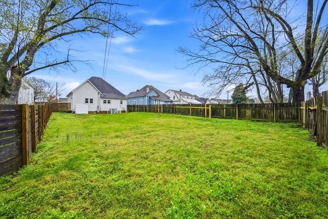 Building Photo - 401 E Oak Hill Ave