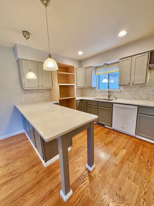 Building Photo - Spacious 3-Bedroom Condo in Prime Golden Location!! Available Now!!