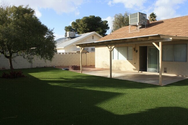 Building Photo - Fabulous 3 bedroom 2 bathroom Big Back Yard