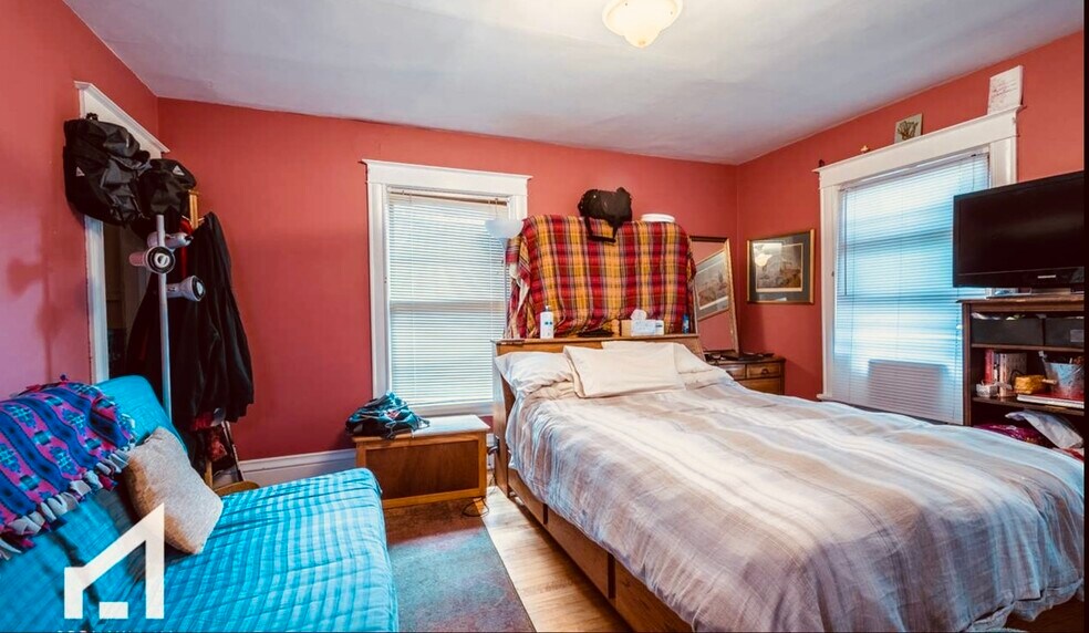 red room apt 3 - 1049 Spaight St