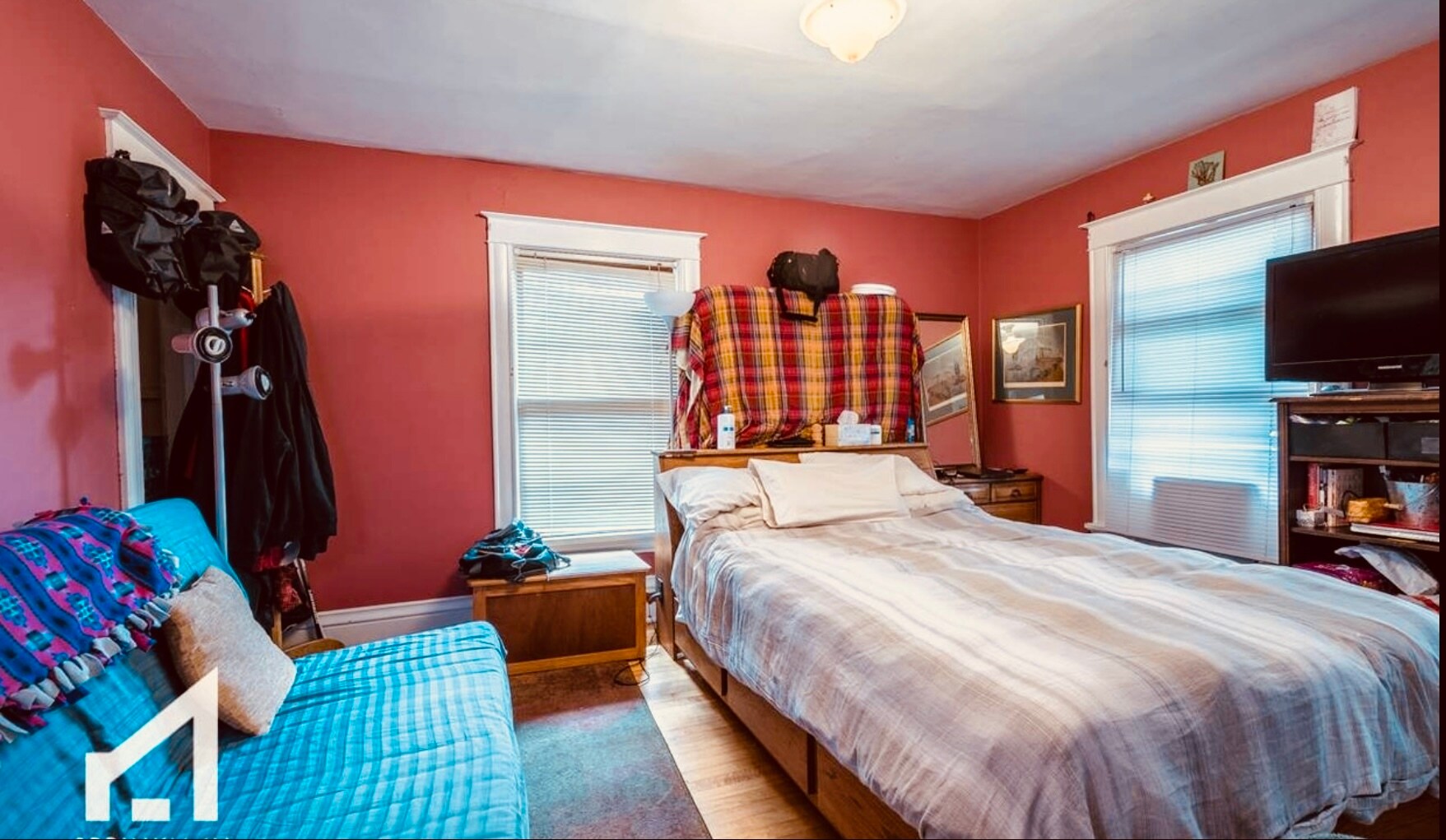 red room apt 3 - 1049 Spaight St