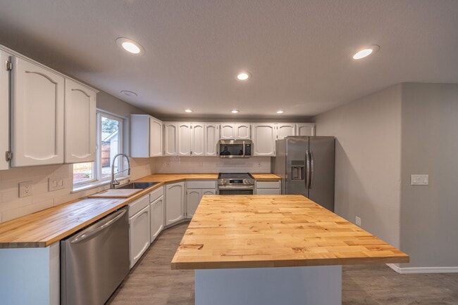 Building Photo - 5 bedroom home in Orchards - RV Parking - Central Air