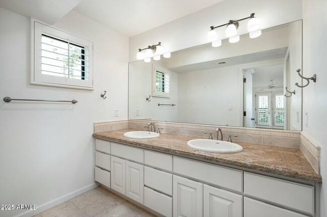 Building Photo - 8526 E Vista Del Lago