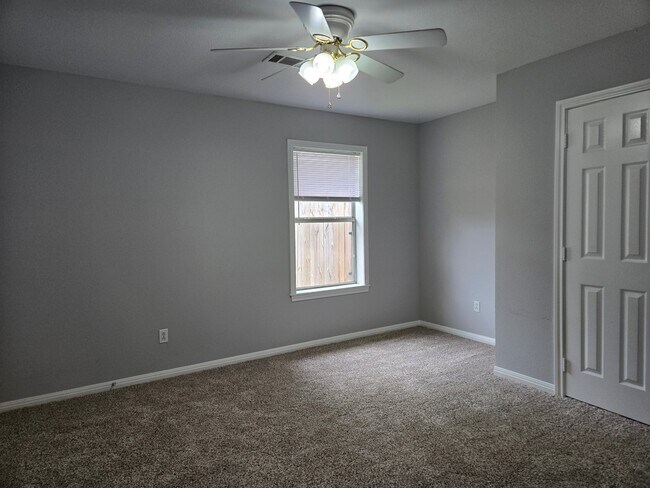 Building Photo - 1742 Rock Hollow Loop