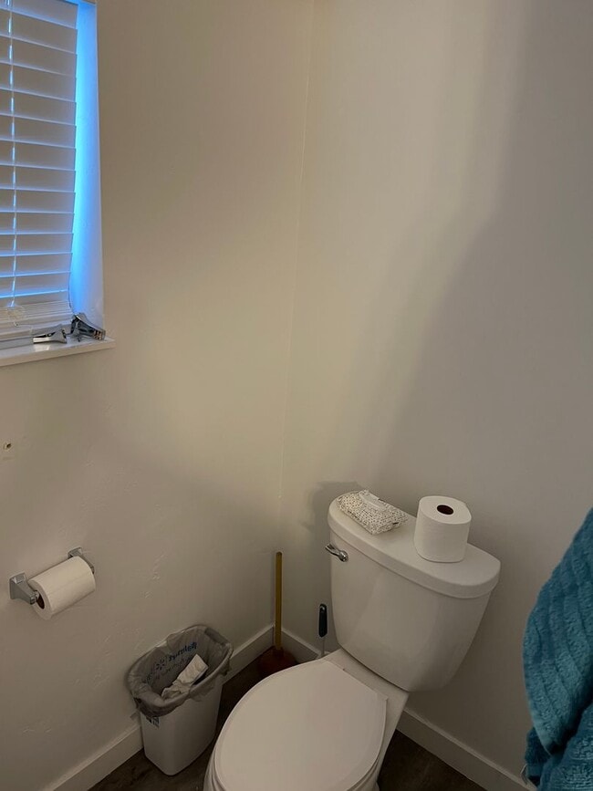 Building Photo - 2 Bedroom Apartment -2023 remodel New paint, flooring, and granite countertops