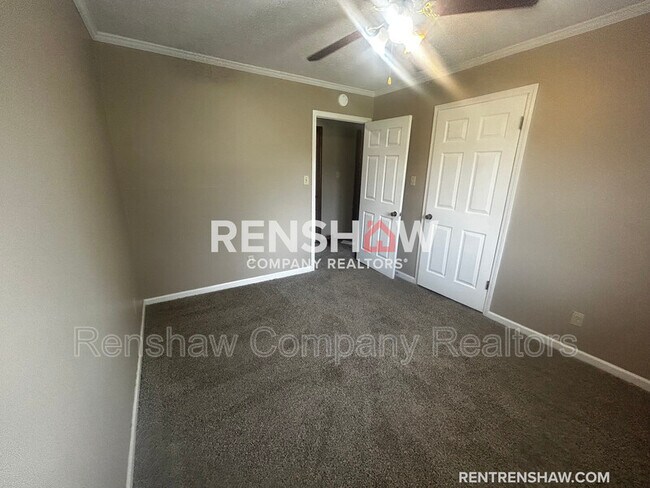 Building Photo - 10 Dawn Pl